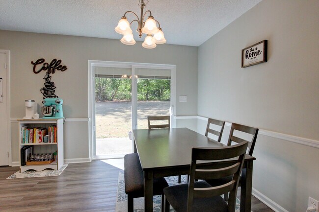 Building Photo - 554 Roselawn Dr