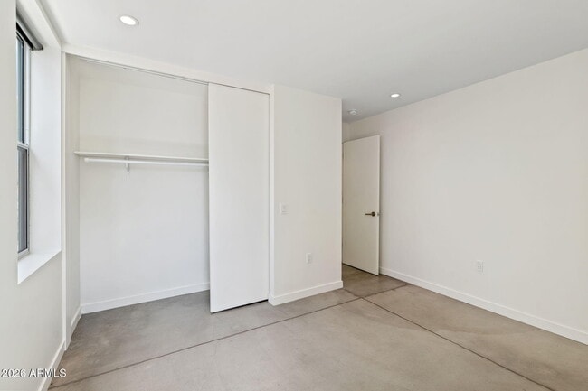 Building Photo - 1337 E Polk St