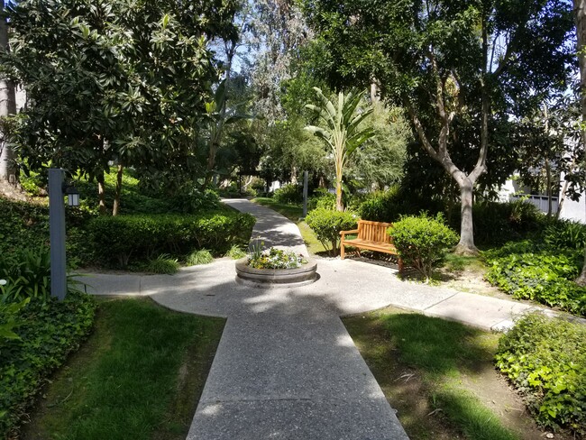 Interior Walk Way - 3602 W Estates Ln