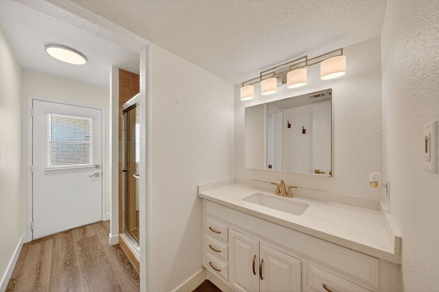 Building Photo - 809 Peacock Ct