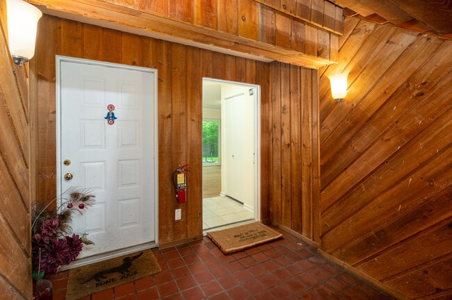Building Photo - 267 W Cedar St