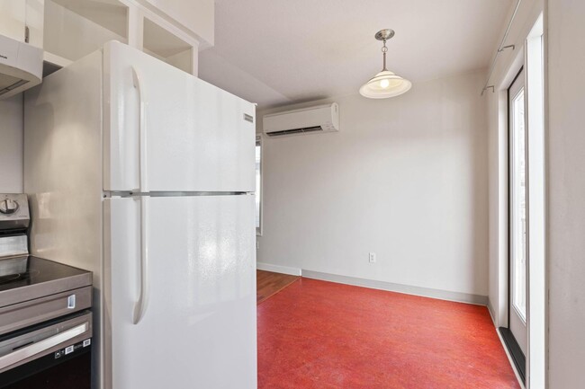 Building Photo - $300 off 1st month's rent! Comfortable 2-b...