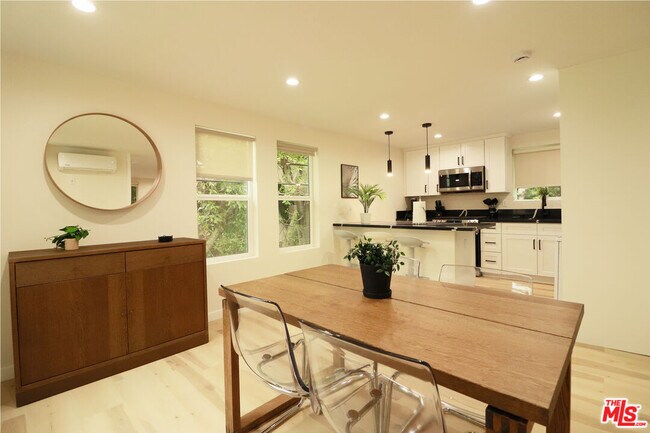 Building Photo - 9042 Phyllis Ave