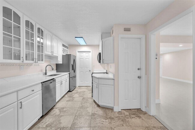 Building Photo - 250 E Royal Palm Rd