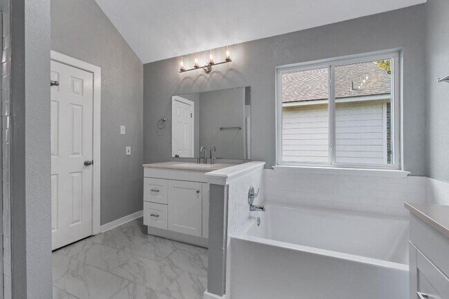 Building Photo - 700 Creekmont Dr