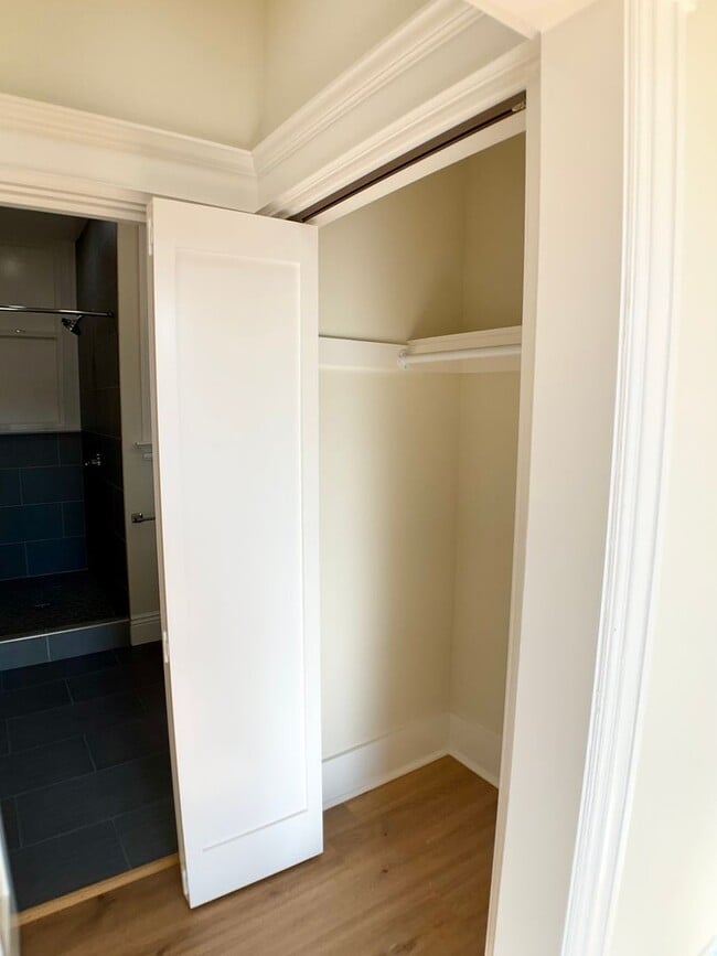 Building Photo - REMODELED 4BR/3BA. In Unit Laundry! Dishwasher! Bay Windows!