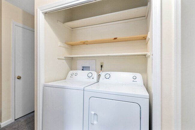 Building Photo - 3 Bed/2 1/2 Bath Pool Pet Friendly Bus line Parking