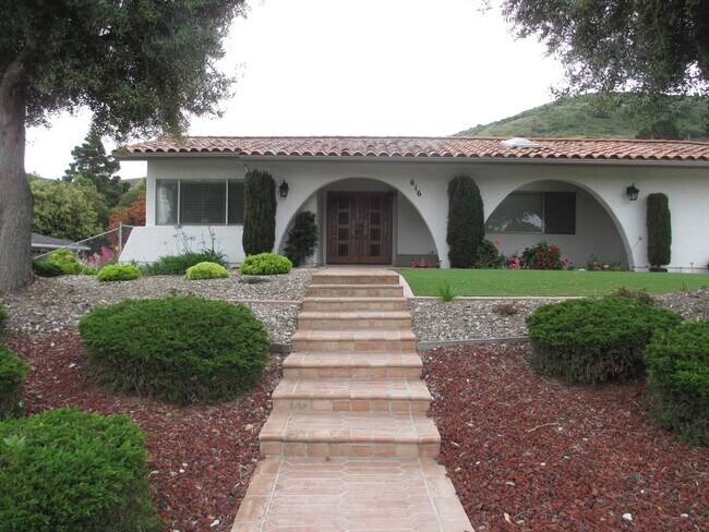 Building Photo - Beautiful Southside Home with Views!