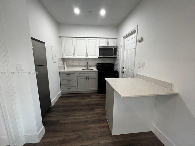 Building Photo - 550 SW 16th Ave