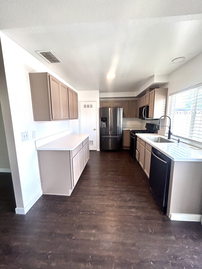 Building Photo - 6208 Meadow Brook Ln