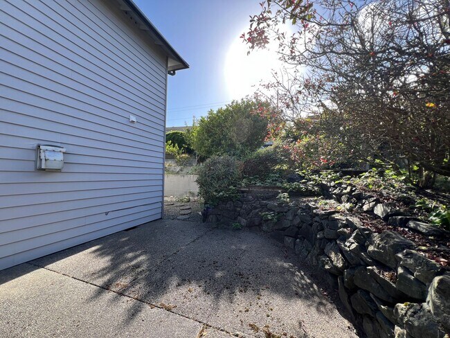 Building Photo - Stunning 4 Bedroom 2.5 Bath with Peek-a-Boo View of Puget Sound