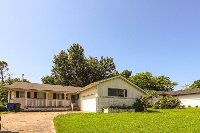 Building Photo - Darling 3 Bedroom With Hardwood Floors!