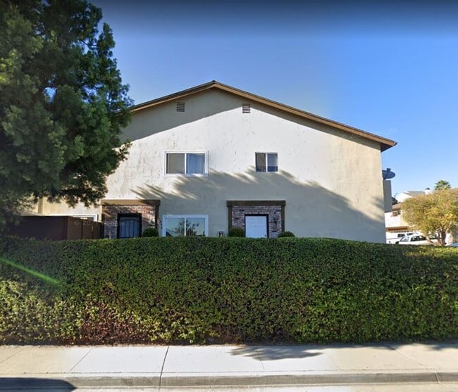 Building Photo - Townhouse w/ Garage & Private Patio, Walking distance to shopping, near highly rated schools