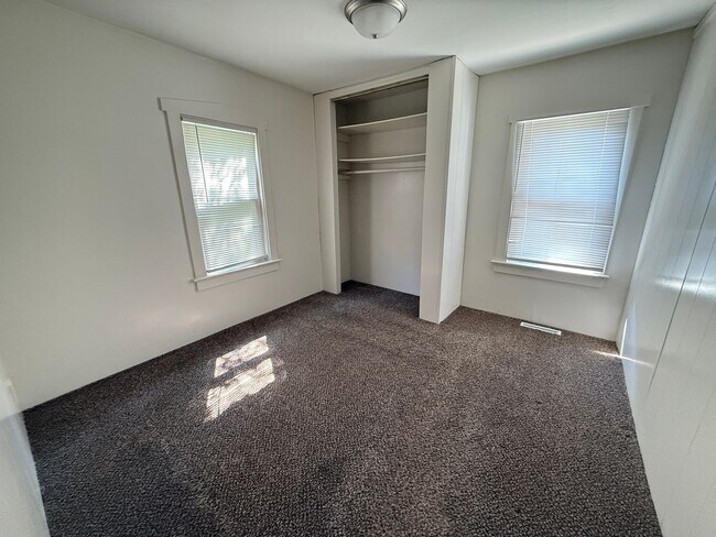 Building Photo - 2-Bedroom Single-Family Home in Vandercook Lake