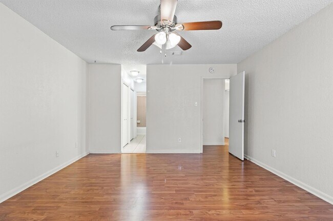 Building Photo - 8113 Baywood Dr