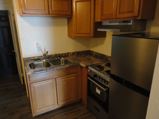 Building Photo - Nice recently Remodel 2 bedroom/1 bath duplex