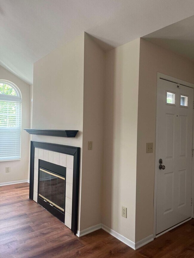 Building Photo - Updated and bright two bedroom condo