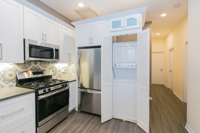 Building Photo - 2324 N Clark St