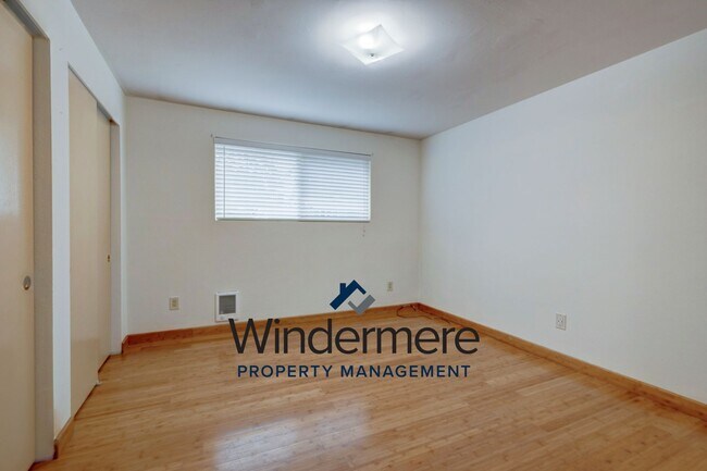 Building Photo - Spacious 3 Bedroom 3 Bath in town