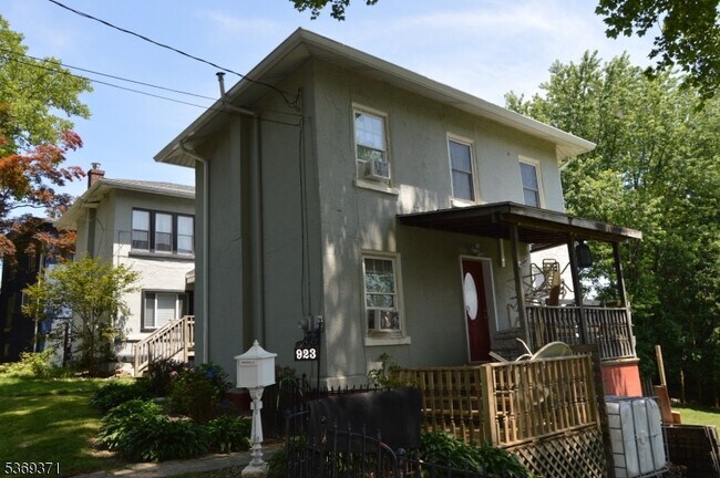 Building Photo - 923 Hillside Rd