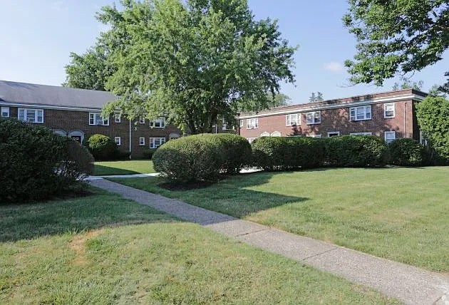 Building Photo - 2 W Oakland Ave