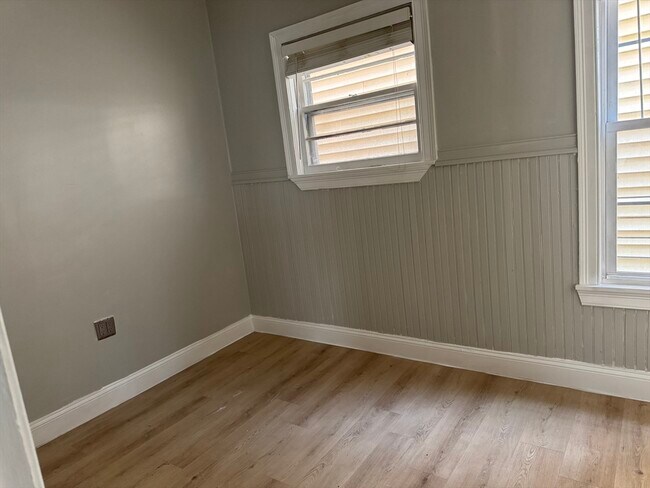 Building Photo - 409 Moody St