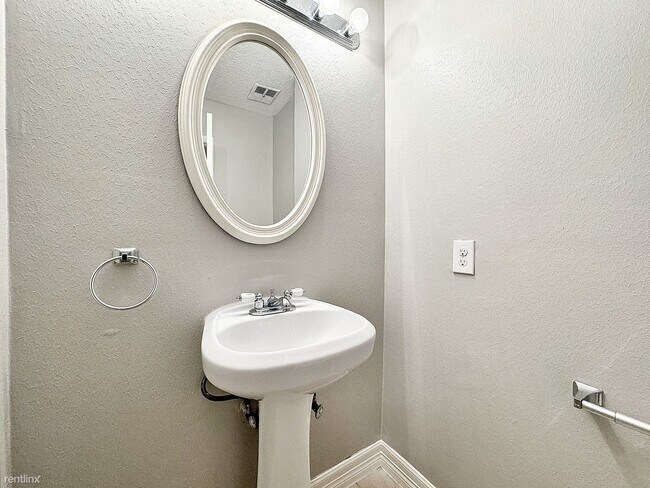 Building Photo - 3 br, 3.5 bath House - 4807 Country Club Vw