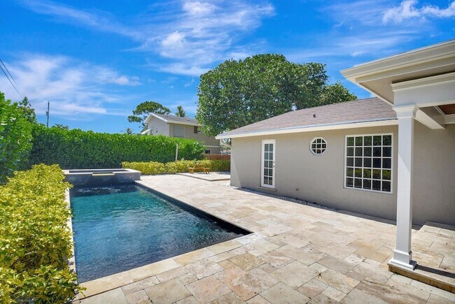 Building Photo - 4610 Pine Tree Dr
