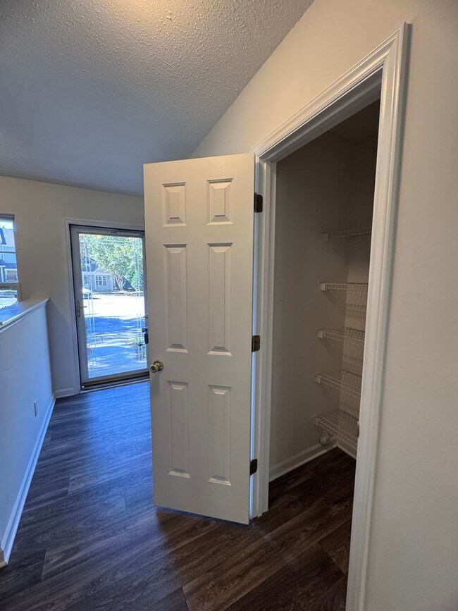 Building Photo - Wonderful 2BR 2.5BA Townhome with All Appl...