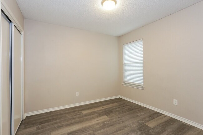 Building Photo - 208 Chamblin Dr