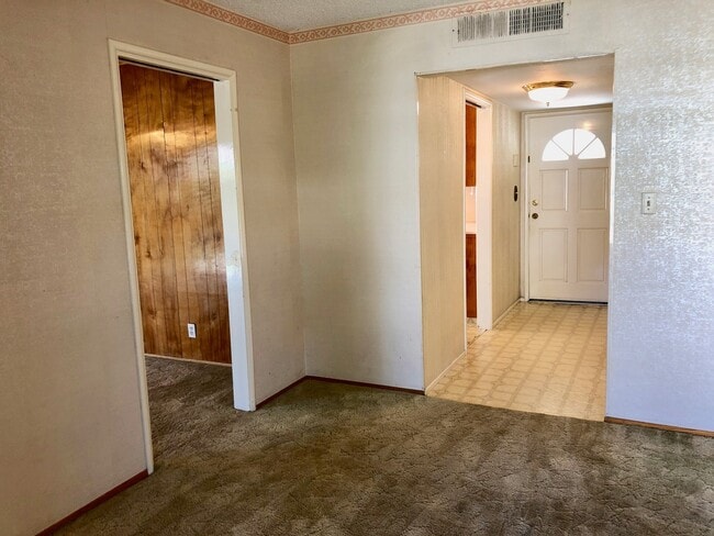 Building Photo - $1,950 First & Gettysburg, 3 bedroom home ...
