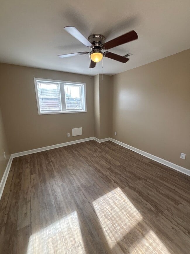 Building Photo - 2 Bedroom in Lancaster! February Free!!