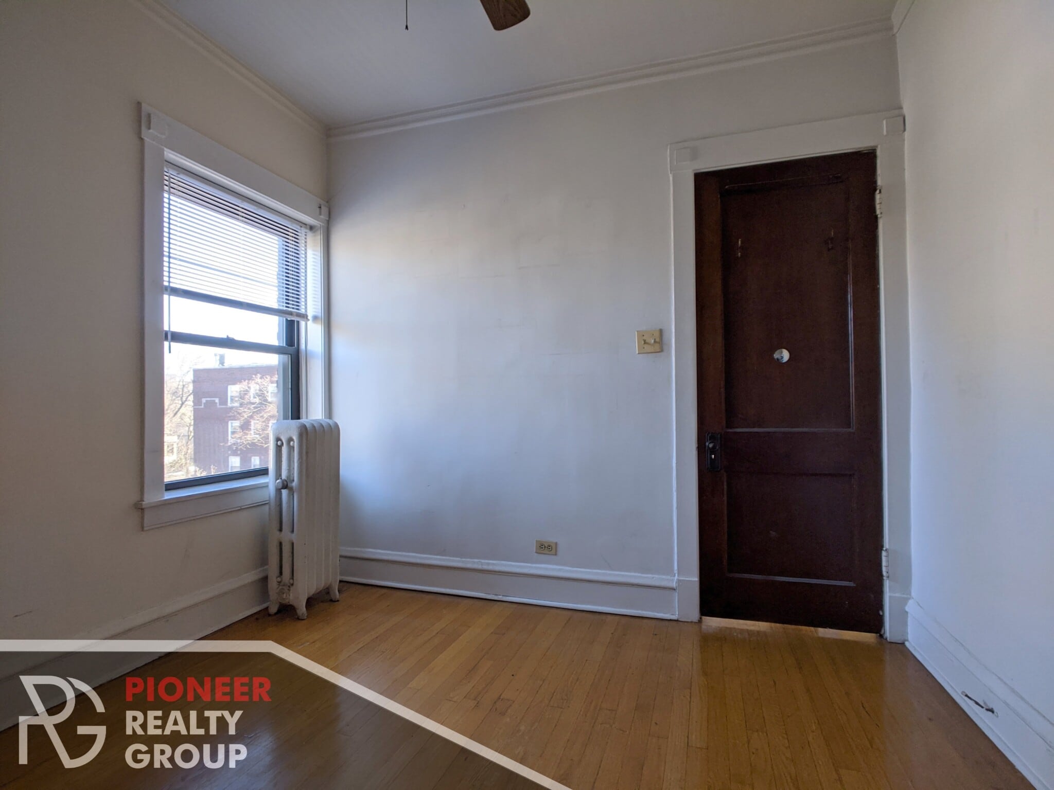Building Photo - 1448 W Cornelia Ave