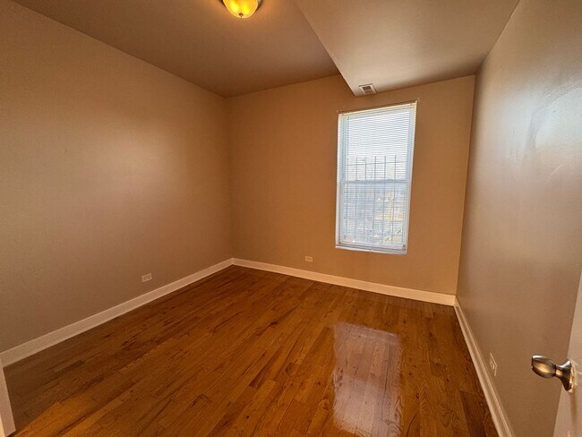 Building Photo - 6507 S Ingleside Ave