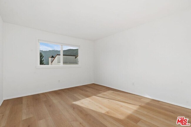 Building Photo - 1550 Palisades Dr