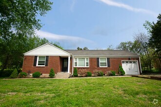 Building Photo - Three Bedroom off of Madison!