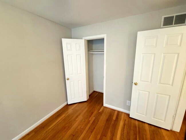 Building Photo - 2224 Graythorn Rd