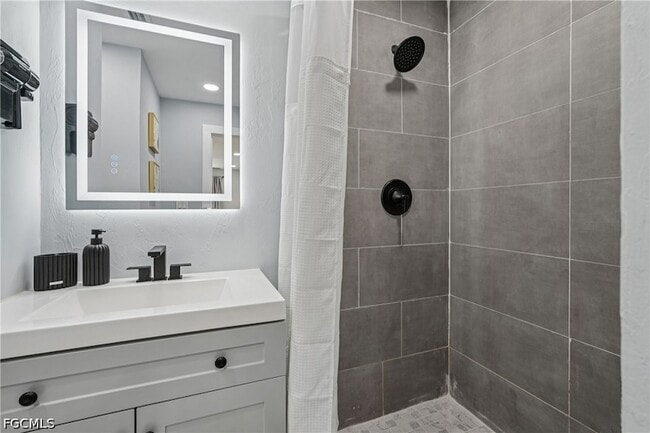 Building Photo - 92 Oak St