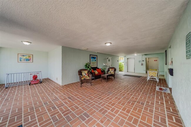 Building Photo - 1706 Belleair Forest Dr