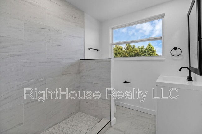 Building Photo - 315 Bayview St