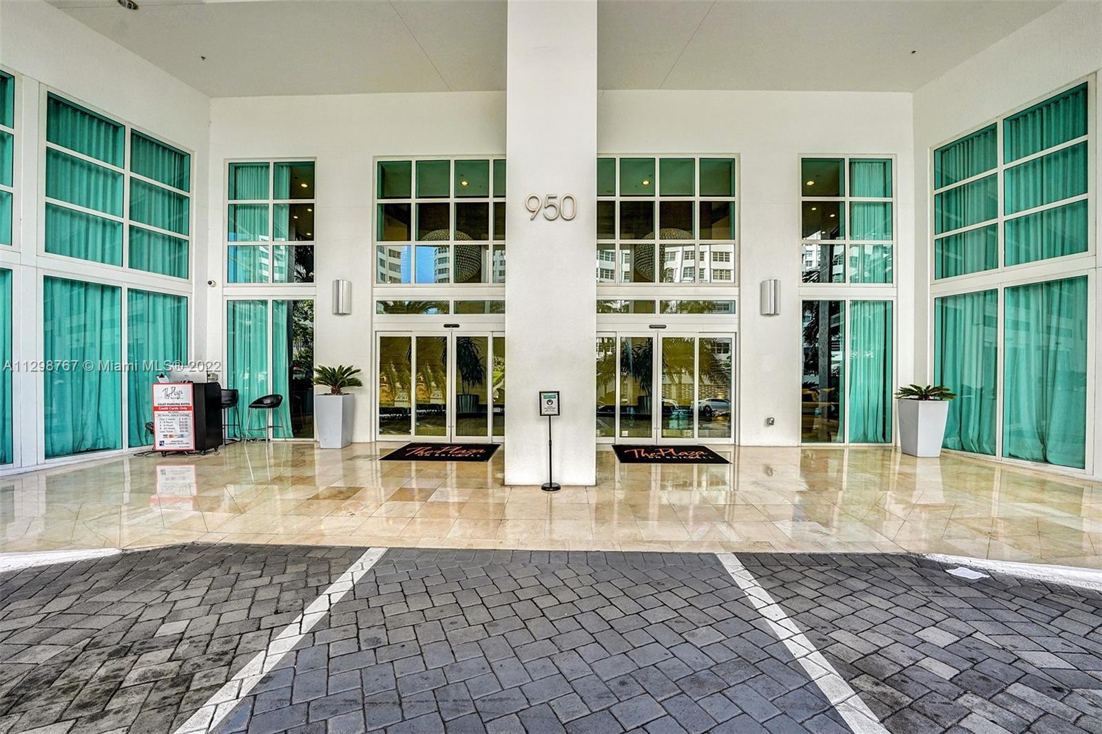 Building Photo - 950 Brickell Bay Dr