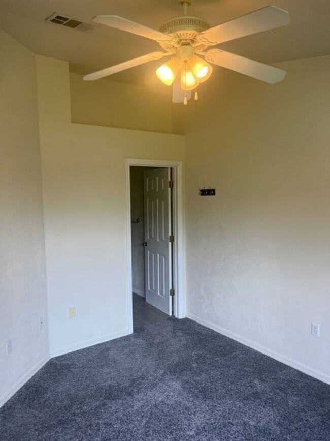 Building Photo - Spacious townhome in Kensington North