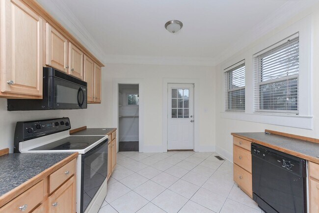 Building Photo - Cozy 3BR/2BA Home Steps from USC – PRE-LEA...