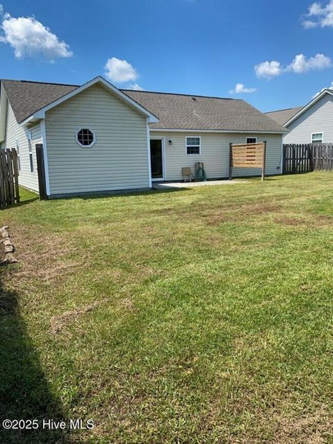 Building Photo - 206 Red Carnation Dr