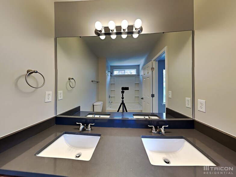Building Photo - 5526 Henderson Oaks Dr