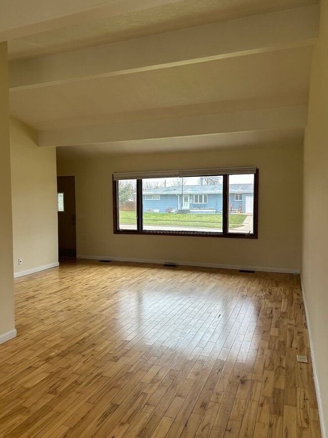 Building Photo - 3 Bedroom, 1.5 Bathroom House