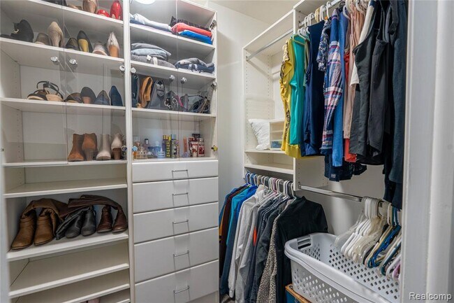 Building Photo - 1476 Oakbrook E Dr