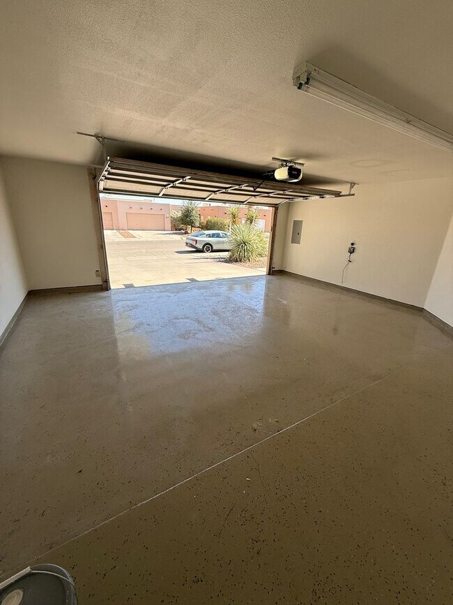 Building Photo - Beautiful 2 Bedroom/2 Bath W/ Office