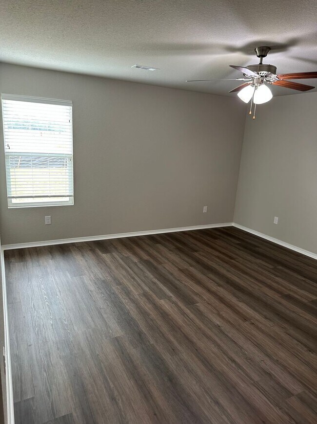 Building Photo - Now Pre-Leasing — Cozy 3-Bed, 2-Bath Home in Stagecoach Meadows