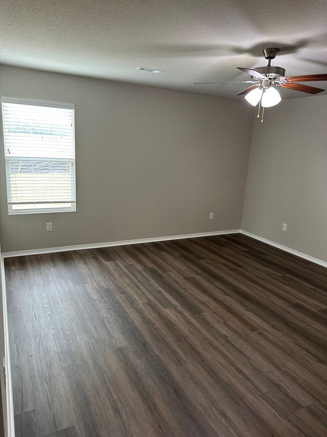 Building Photo - *Preleasing* Three Bedroom | Two Bath Home in Stagecoach Meadows